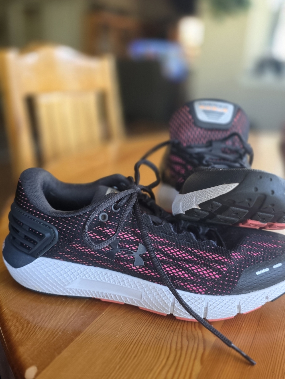 Under Armour Women's Running Shoe, Size 9. Colors: Gray Pink & White